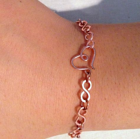 Free Tutorial for Infinity Link Chain Bracelet at Lisa Yang's Jewelry Blog.  #Wire #Jewelry #Tutorials Wire Jewelry Making, Bijoux Fil Aluminium, Link Chain Bracelet, Diy Wire Jewelry, Jewelry Clasps, Wire Work Jewelry, Bracelet Chain, Jewelry Techniques, Handmade Wire Jewelry