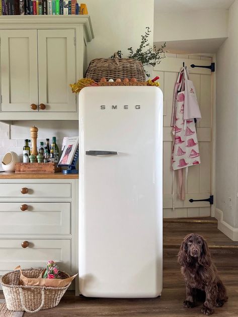 Country Kitchen Fridge, Smeg Cream Fridge, Cream Smeg Fridge Freezer, Smeg Fridge Cream, Cream Smeg Fridge, Smeg Fridge Freezer, European Fridge, Smeg Toaster In Kitchen, Cottage Fridge