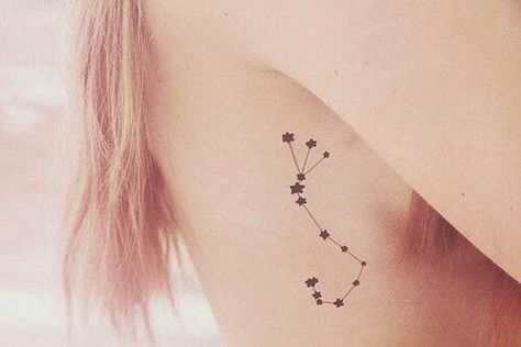 36 Minimalist Scorpio Zodiac Tattoo Ideas: Simple Scorpio Tattoos Scorpio Constellation Tattoos, Scorpio Zodiac Tattoos, Leo Constellation Tattoo, Henne Tattoo, Virgo Constellation Tattoo, Chic Tattoo, Scorpio Tattoo, Kunst Tattoos, Small Girl Tattoos