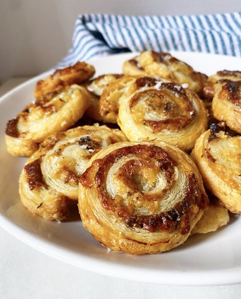 Caramelized Onion Pinwheels, Vegetarian Pinwheels Puff Pastries, French Onion Pinwheels, French Onion Sausage Rolls, Palmiers Recipe Savory, Baked Brie Savory, Cheddar Shortbread, French Puff Pastry, Sausage Pinwheels