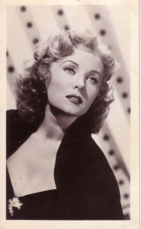 RHONDA FLEMING 1950s Movie Stars, Rhonda Fleming, Pin Up Girl Vintage, Classic Actresses, Hollywood Glam, Old Hollywood Glamour, Golden Age Of Hollywood, Vintage Hollywood, Women In History