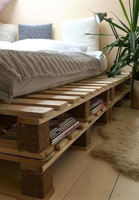 Palette Bed, Wood Pallet Bed Frame, Pallet Bed Frame, Organizator Grafic, Diy Pallet Bed, Pallet Bed, Casa Vintage, Pallet Furniture Bedroom, Redecorate Bedroom