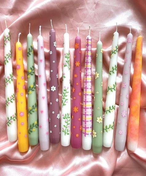 Aesthetic Painted Candles, Candle Painting Inspiration, Candle Stick Paintings, Candels Painting Ideas, Painting Candle Sticks, Candel Painting Aesthetic, Candels Sticks, Drawing On Candles, Candle Painting Ideas