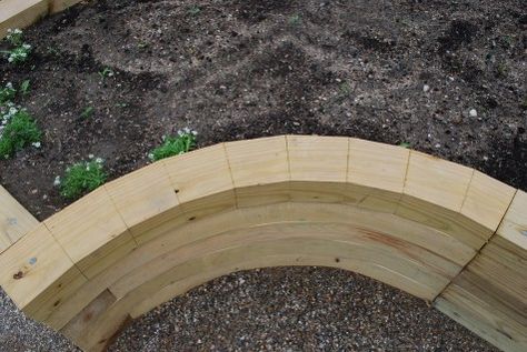 DIY:  How to Create a Curved Raised Garden Bed - the cut in the wood is called a kerf. The saw removes small parallel slices of wood from the board. After soaking the boards overnight, the wood is bent into place. Via DeborahSilver.com Curved Vegetable Garden Beds, Circular Raised Beds, Curved Borders Garden, Railway Sleepers Garden Curved, Curved Sleeper Raised Beds, Wood Garden Beds, Raised Bed Garden Design, Raised Garden Bed Plans, Building Raised Garden Beds