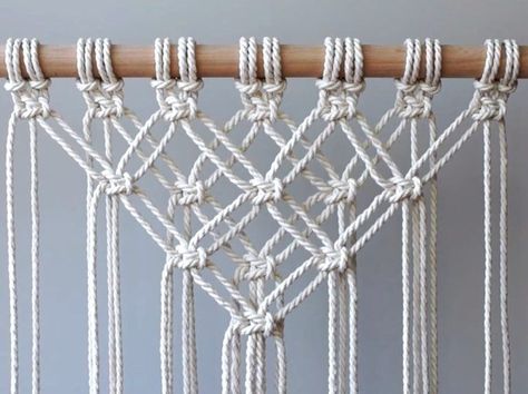 Macrame: Starting Your Work! Overlapping Square Knot Pattern – Allmacrame 40A Diy Macrame Tutorial, Macrame Square Knot, Diy Macrame Wall Hanging, Simpul Makrame, Art Macramé, Pola Macrame, Tutorial Macramé, Macrame Wall Hanging Tutorial, Macrame Plant Hanger Tutorial