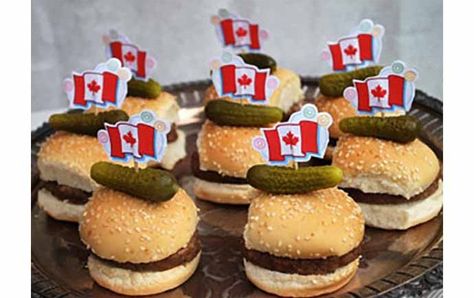 Mini Cheeseburgers Canadian Party, Canada Party, Canada Day Party, Mini Cheeseburger, Backpacking Canada, Day Party Ideas, Canada Food, Canada Holiday, Burger Sliders