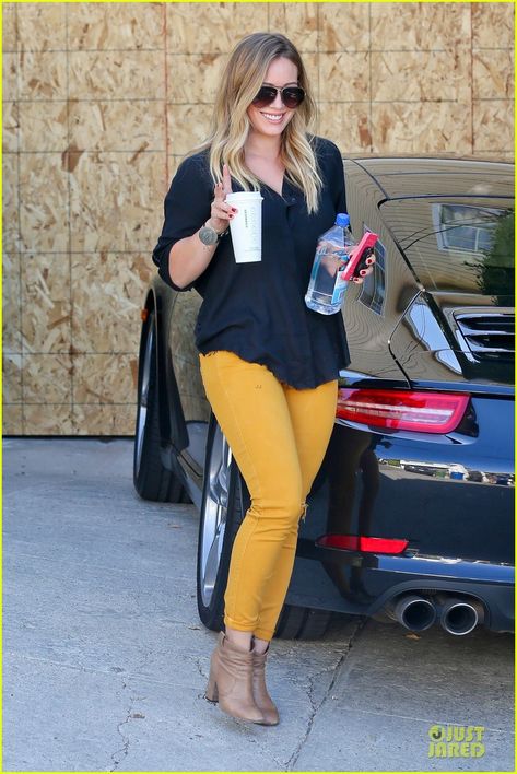 Mustard Pants Outfit, Yellow Pants Outfit, Mustard Outfits, Mustard Pants, Look Office, Yellow Jeans, Hillary Duff, Yellow Pants, Boating Outfit