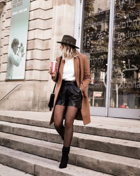 Leather Shorts Outfit, Mode Mantel, Leather Skirt Outfit, Street Beat, Black Leather Shorts, Paris Outfits, Rock Punk, Autumn Clothes, Mode Inspo