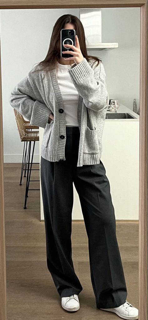 Pleated Black Pants Outfit, Uniqlo Autumn Outfit, Uniqlo Fashion Women, Black Pleated Trousers Outfit, Uniqlo Trousers Outfit, Uniqlo Wide Leg Pants Outfit, Uniqlo Wide Pleated Pants, Grey Corduroy Pants Outfit, Grey Wide Leg Trousers Outfit