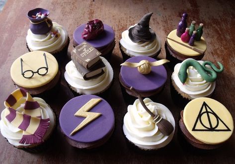 Harry Potter cupcake idea for party. Lightning scar, sorting hat, broom, snake, potions, deathly hallows symbol, eyeglasses Gateau Harry Potter, Harry Potter Cupcakes, Harry Potter Birthday Cake, Harry Potter Bday, Harry Potter Food, Festa Harry Potter, Anniversaire Harry Potter, Brownie Desserts, Harry Potter Birthday Party