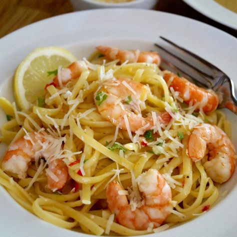 Linguine with prawns flavoured with chilli, lemon, garlic and parsley. One of the tastiest seafood pasta dishes you will try and it’s all ready in less than 15 minutes! I came up with this re… Prawn Linguine Recipe Garlic, Chilli Garlic Prawns, Prawn Linguine, Seafood Pasta Dishes, Linguini Pasta, Bill Granger, Linguine Recipes, Garlic Prawns, Seafood Pasta