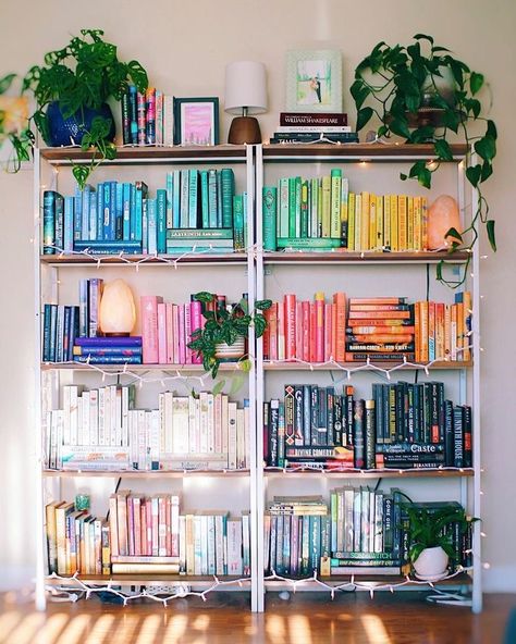 Rainbow Shelves Book, Book Shelf Color Ideas, Bookshelf Organized By Color, Bookshelf Styling Rainbow, Rainbow Bookshelf Organization, Bookshelf By Color, Rainbow Book Shelves, Colour Coordinated Bookshelf, Rainbow Bookshelf Aesthetic