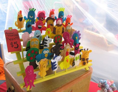 Very cool finger puppet display Puppet Display, Craft Display Ideas, Monster Puppet, Vendor Market, Farmers Market Display, Thread Rack, Stay At Home Mum, Children's Library, Felt Finger Puppets