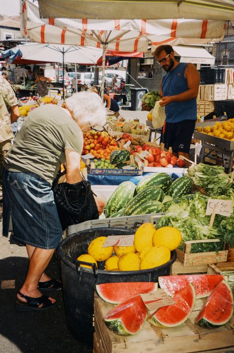 Along with the fish market in Piazza Duomo, Fera 'o Luni is one of Catania's most historic and distinctive places. https://italysegreta.com/visual-journey-through-catania-market-fera-o-luni/ Italy Food Market, Italy Food Photography, Italian Market Aesthetic, Sicily Food, Italian Market, Italy Street, Italy Food, Fish Market, Italian Culture