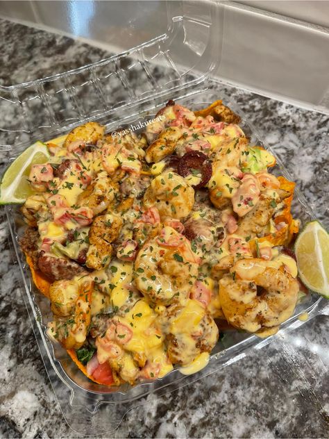 Yasmen Thompson - 3 way loaded nachos 😩🤧🤧 Shrimp,... Loaded Shrimp Nachos, Gourmet Nachos, Dorito Nachos, Seafood Nachos, Loaded Nachos Recipe, Shrimp Nachos, Steak Nachos, Nacho Taco, Crazy Food