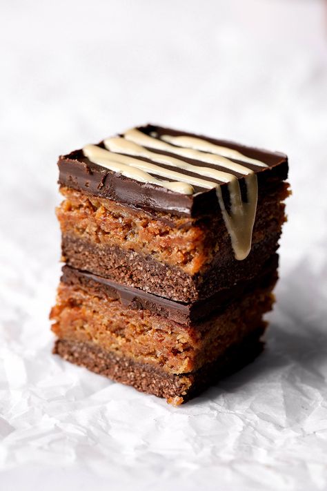 Vegan Chocolate Fudge Squares - Nadia's Healthy Kitchen Vegan Chocolate Fudge, Chocolate Fudge Bars, Vegan Fudge, Raw Vegan Desserts, Vegan Bar, Vegan Cake Recipes, Healthy Vegan Desserts, Desserts Vegan, Raw Desserts