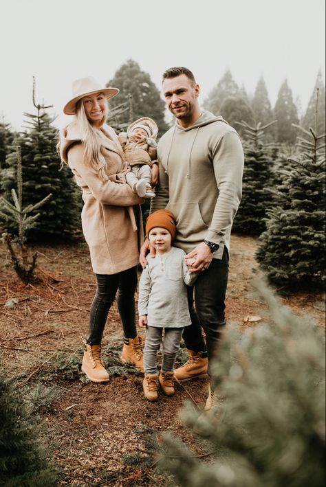 Winter Family Photos With Newborn, Winter Western Family Photos, Tree Farm Family Photos Outfit Neutral, Christmas Tree Farm Mini Session Outfits, Large Family Photo Outfits Fall, Outdoor Winter Family Photoshoot Outfits, Outdoor Christmas Photoshoot Outfits, Large Family Photo Outfits, Tree Farm Family Photos Outfit