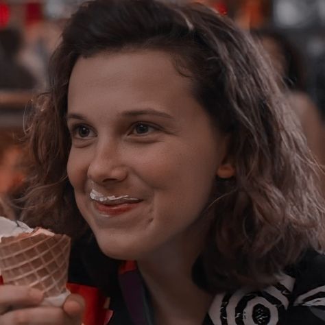 Eleven St, Eleven From Stranger Things, Stranger Things Icon, El Stranger Things, 11 Stranger Things, Orange Candle, Bobby Brown Stranger Things, Some Beautiful Pictures, Stranger Things Characters