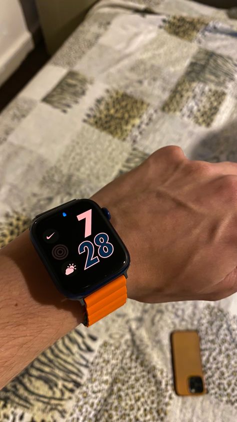 Apple Watch Snap, Apple Watch Men, Highlights Cover Instagram Friends, Funny Compliments, Apple Watch Fashion, Boyfriend Pranks Pictures, Trendy Watches, Iphone Watch, Chill Photos