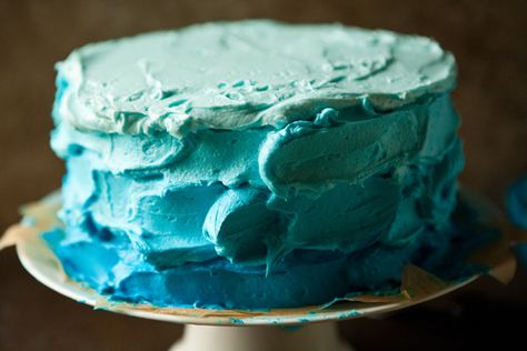 Ombre ocean cake                                                                                                                                                                                 More Ombre Cake Frosting, Birthday Cake 18th Boy, Frosting Tutorial, Cake Ocean, Ombre Buttercream, Frost A Cake, Gradient Cake, Ocean Cake, Shark Birthday Cakes