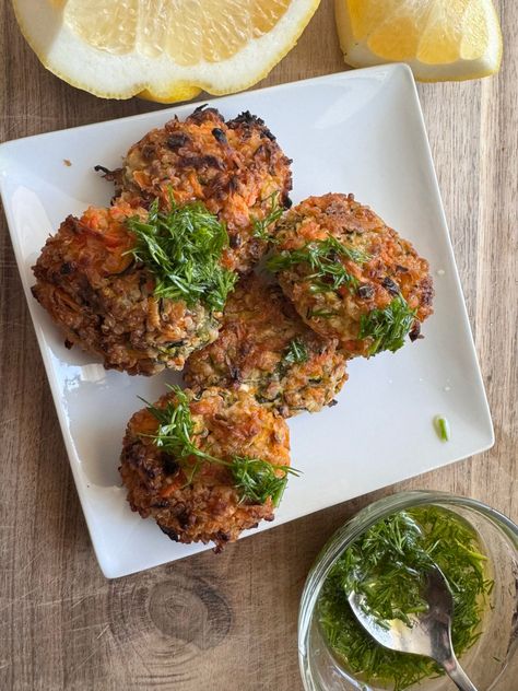 Quinoa, zucchini, and carrot patties recipe Roasted Garlic Recipe, Persimmon Recipes, Vegan Quinoa, Avocado Salad Recipes, Patties Recipe, Dinner Options, Hearty Dinner, Hummus Recipe, Roasted Butternut Squash