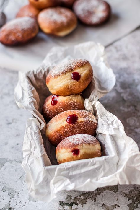 Berliner mit Himbeermarmelade | vegan - Klara`s Life Jelly Donuts, Jam Donut, Jelly Doughnuts, Vegan Pastries, Vegan Donuts, Filled Donuts, Donut Recipe, Vegan Bakery, Food Advertising