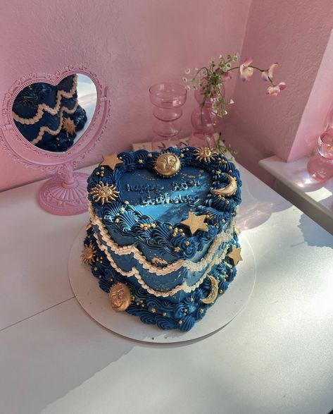 Day And Night Cake, Goddess Birthday Cake, Picese Zodiac Cake, Picies Zodiac Cake, Zodiac Themed Birthday Party, Horoscope Party Theme, 21st Birthday Cake Ideas For Her Unique, Spicy Pisces Cake, Taurus Season Cake