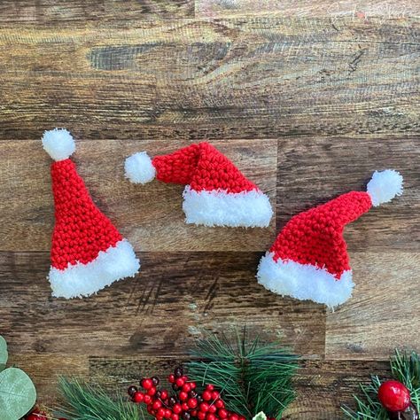 Mini Santa Hat Ornament/Garland/Embellishment - Free Crochet Pattern - SeeLoveShare Crochet Santa Hat Free Pattern, Mini Santa Hat, Christmas Pickle Ornament, Crochet Hand Warmers, Crochet Santa Hat, Crochet Christmas Hats, Hat Ornament, Ornament Garland, Crochet Santa