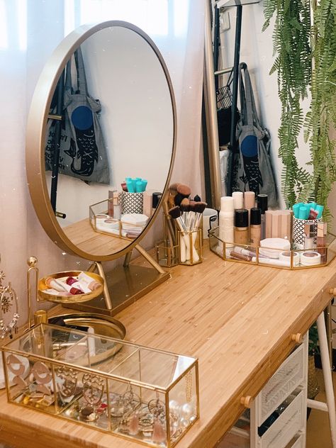 Makeup Room Boho, Wood Bedroom Vanity, Makeup Desk Mirror, Make Up Dresser Ideas, Makeup Setup In Bedroom, Boho Makeup Room, Earthy Vanity, Vanity Set Up Ideas, Magic Bookshelf