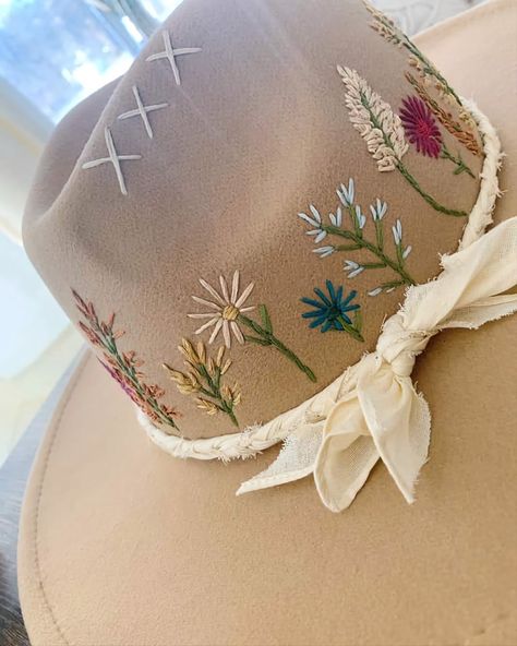 Diy Embellished Cowboy Hat, Diy Leather Hat, Hat Decorating Ideas, Embroidered Hats Ideas, Decorative Hats, Cowboy Hat Crafts, Cowgirl Hats Western, Cowboy Hat Design, Diy Hats