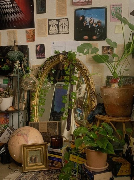 Aesthetic Plant Room Decor, Home Decor Whimsical, Explorer Aesthetic Room, Witchy Study Room, Artsy Aesthetic Bedroom, Gremlincore Room, 60s Aesthetic Room, Artsy Dorm Room, Cluttered Bedroom Aesthetic