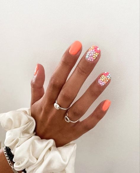 Short Nails Accent Nail, Simple Spring Nails Flowers, Easy Accent Nail Designs, Short Round Summer Nails, Short Spring Nails 2023, Dot Flower Nails, Pretty Short Nails Simple, Summer Nails 2023 Trends, Very Short Gel Nails