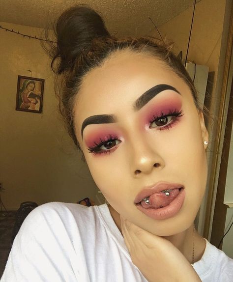 Snake Bite Piercing Tongue, Piercing Tongue, Snake Bite Piercing, Maquillage Yeux Cut Crease, Snake Bite, Snakebites, Eyelash Extensions Styles, Gold Makeup, Full Face Makeup