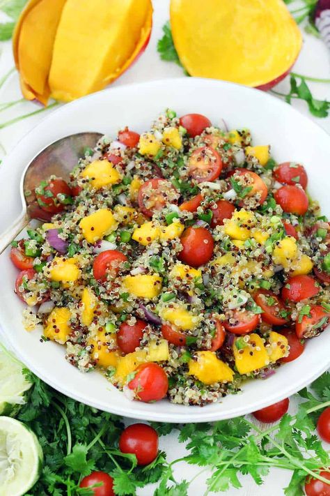 Mango Quinoa Salad Jalapeno Salad, Mango Quinoa Salad, Mango Quinoa, Salad Quinoa, Blackened Tilapia, Quinoa Salat, Summer Eats, Raw Recipes, Grape Salad