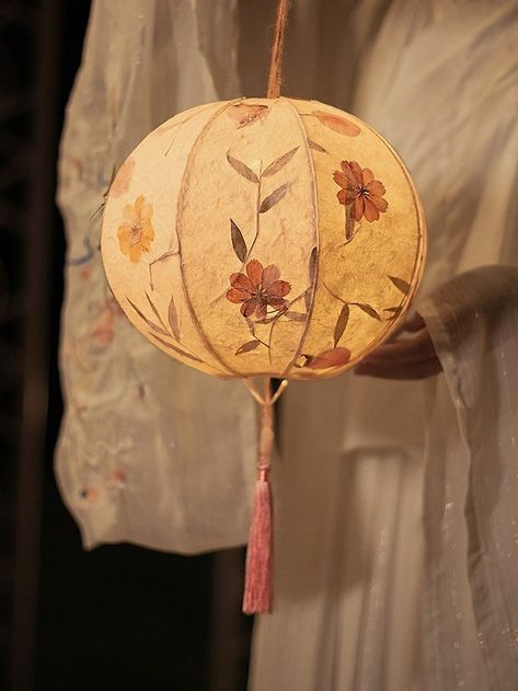 Asian Lamp Shade, Traditional Chinese Crafts, Lantern Diy Paper, Korean Decoration Traditional, Japanese Lamps Traditional, Chinese Room Design, Chinese Room Decor, White Chinese Lanterns, Asian Room Decor