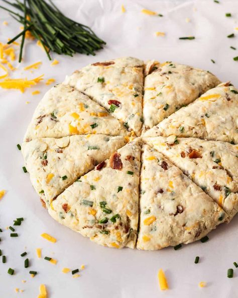 Cheddar Chive Scones, Cheese And Chive Scones, Chive Scones, Bake Bacon, Savory Scones Recipe, Scones Recipe Easy, Homemade Scones, Scones Easy, Cheese Scones