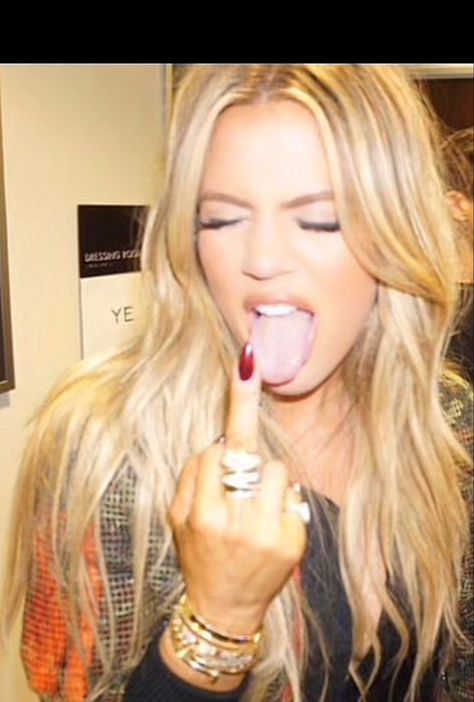 2000s Khloe Kardashian, Iconic Khloe Kardashian Pics, Klomoney Era, Khloe Kardashian Pfp, Khloe Kardashian 2000s Aesthetic, Khloe Kardashian Old Pictures, Khole Money Era, Khloe Kardashian Selfie, Khlo Money Era