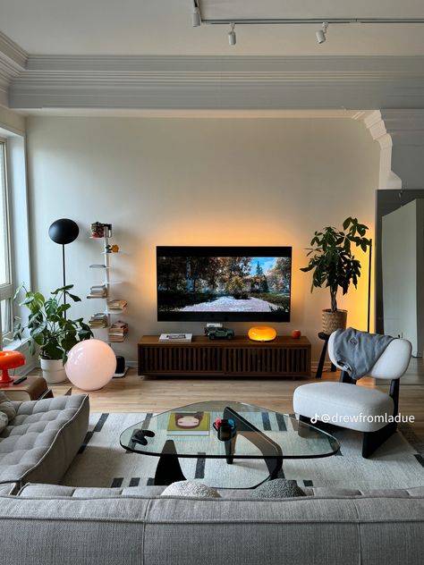 Studio Living Room Decor, Modern Living Room Apartment Ideas, Men’s Home Decor Living Room, Eclectic Minimalist Living Room, Japandi Apartment Living Room, Boy Apartment Aesthetic, Chic Tv Room, Apartment Decorating On A Budget Modern, Young Men’s Apartment