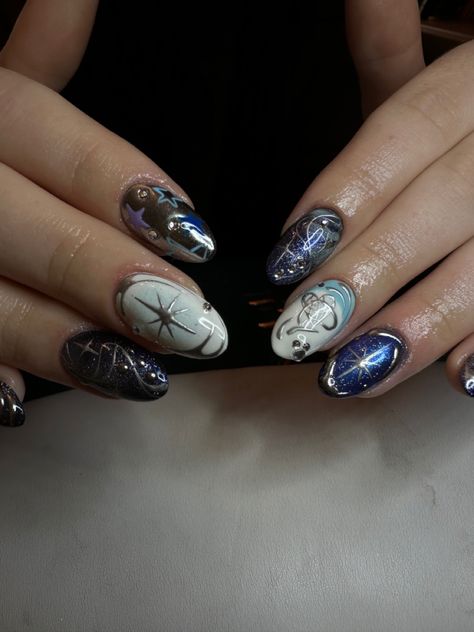 Set of blue nails based on a space theme, with glitter, chrome and stars. Space Themed Nails Acrylic, Space Inspired Nails, The Owl House Nails, Space Theme Nails, Space Themed Nails, Universe Nails, Nails Space, Cosmic Nails, Inspo Pictures