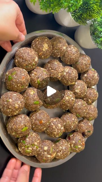 Gond Ke Laddu Recipe, Edible Gum, Dried Coconut, Sugar Free Sweets, Dry Coconut, Sweet Dishes Recipes, Flax Seeds, Cardamom Powder, Clarified Butter