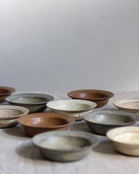 aku.ceramics on Instagram: "Small lipped dish - perfect for sharing plates. Today I took pictures of maybe half of items I have prepared for the shop update. First time I’m including ceramics made in new glazes - how exciting. I like how all the colours work together for this lovely autumn weather! 🍂 . . . #pottery #instapottery #clay #ceramics #craft #makersmovement #buyhandmade #shoplocal #supportthemakers #makersofinstagram #potteryforall #cremerging #art #tableware #minimal #slowlife #handm Pottery Small Plates, Ceramic Small Plates, Pottery Small Bowls, Ceramic Handmade Plates, Cool Ceramics, Ceramic Photography, Throwing Wheel, Sharing Plates, Ceramics Plate