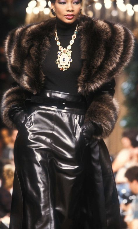 Stile Kendall Jenner, Fur Outfit, 90s Runway Fashion, Runway Fashion Couture, Look Retro, Fur Stole, Moda Vintage, Fur Fashion, Mode Vintage