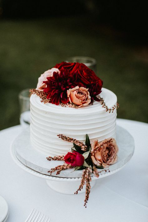 Small Wedding Cakes Burgundy, Small Wedding Cake Ideas Elegant Gold, Small Red Velvet Wedding Cake, Small Fall Wedding Cakes, Red Velvet Cake Wedding, Red Flower Cake, Wedding Cake Red Velvet, Small Wedding Cake Ideas, Wedding Cake With Red Roses