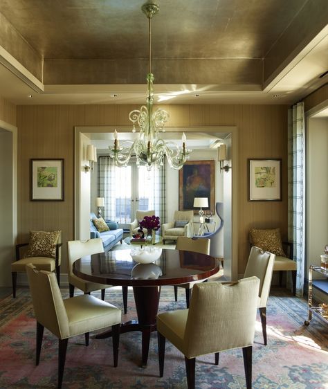 Gold Dining Room, Bold Living Room, Cream Living Rooms, Curved Furniture, Gold Dining, Gold Furniture, Dining Room Contemporary, Gold Ceiling, Vintage Dining Table