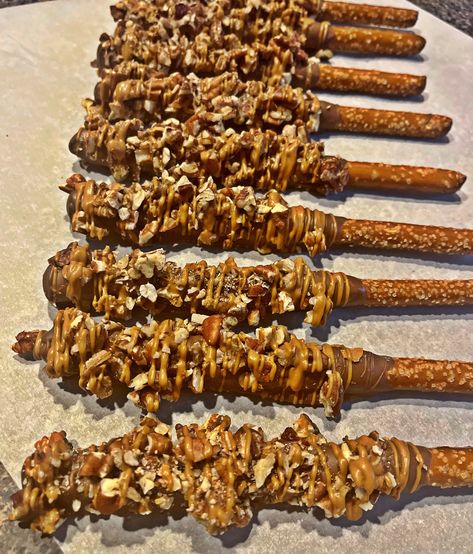 Gourmet Chocolate Covered Pretzels, Turtle Pretzels, Pretzels Chocolate, Dipped Pretzel Rods, Chocolate Covered Pretzel Rods, Chocolate Candy Recipes, Pretzel Dip, Pretzels Recipe, Pretzel Rods