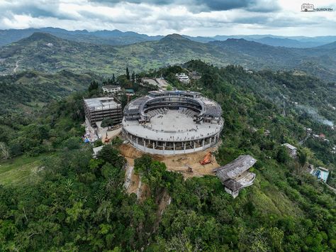 Discover the stunning and serene escape of Tops Lookout in Busay, Cebu. Capture the beauty of the island from this must-visit destination. Cebu, Places To Eat, The Beauty, Places To Go, Travel Tips, Collage, Travel, Pins, Beauty