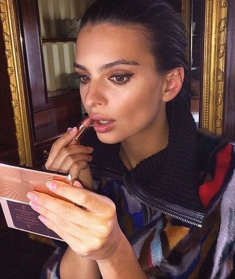 Charlotte Tilbury Bitch Perfect: Emily Ratajkowski wears it Emily Ratajkowski Style, Sienna Miller, Nude Lipstick, Emily Ratajkowski, Charlotte Tilbury, Meghan Markle, Girl Crush, Beauty Make Up, Makeup Inspiration