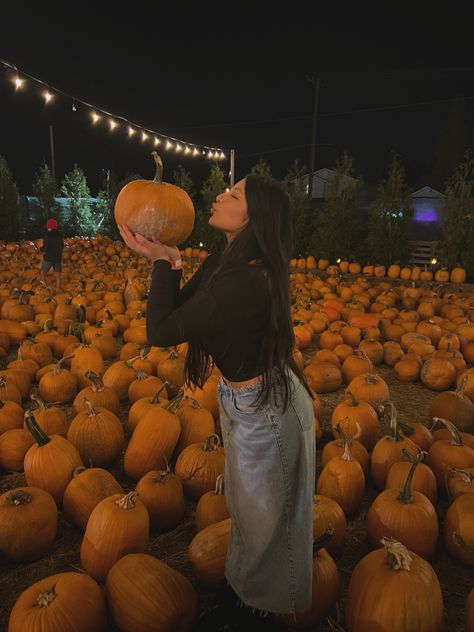 Pumpkin Patch Pic Ideas, Cute Pumpkin Patch Pictures, Pumpkin Patch Photoshoot Friends, Punkin Patch Outfit Ideas For Women, Punkin Patch Pictures Ideas, Pumpkin Picking Pictures, Pumpkin Picking Aesthetic, Friend Pumpkin Patch Pictures, Pumpkin Patch Ig Pictures