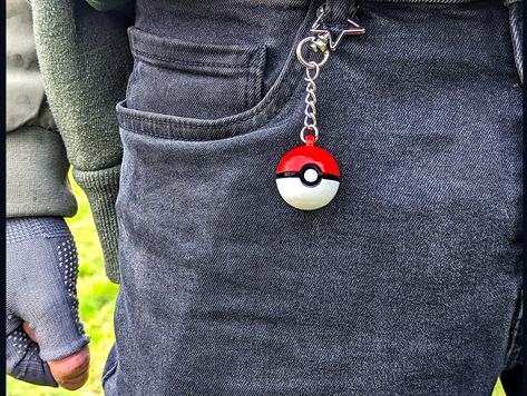 Pokeball keychain glossy (smooth, waterproof) by GameChainsGB on Etsy Pokemon Keychain, Keychain Collection, Pokemon Clothes, Pokemon Accessories, Keychain Cute, Anime Dolls, Pokemon Fan, Pretty Style, Clay Crafts