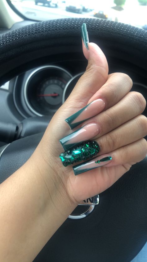 Short Emerald Green Nails With Gold, Dark Green Birthday Nails, Emerald Green Nails For Prom, Green And Silver Nails Acrylic, Hunter Green Acrylic Nails, Green Prom Looks, Emerald Green Nails Acrylic Prom, Green Prom Nails Acrylic, Emerald Green Acrylics